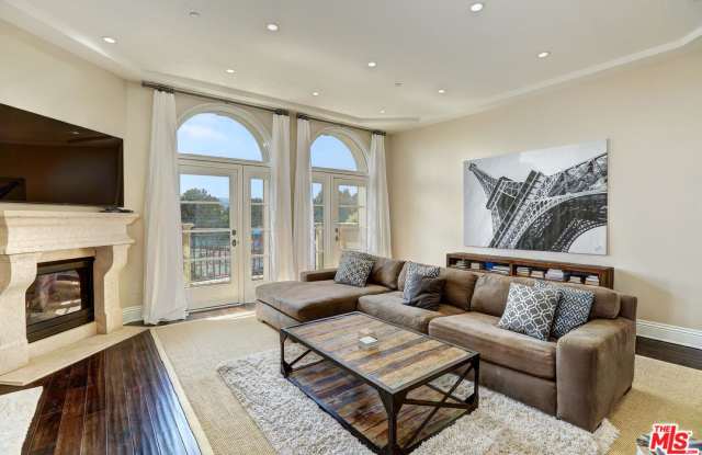 400 South BARRINGTON Avenue Gallery 4