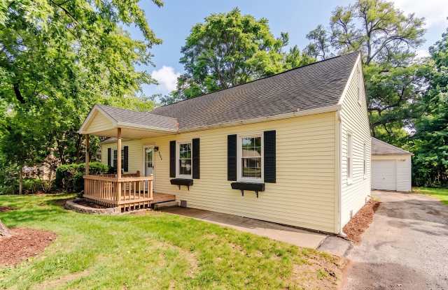 Charming 3-Bedroom, 1.5-Bathroom, Full Equipped Kitchen, Washer and Dryer Included, and Car Garage Gallery 3