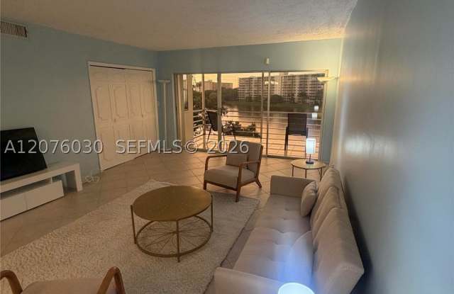 2751 N Palm Aire Dr Gallery 1