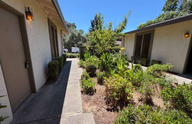 2 bedroom Fair Oaks charmer Gallery 3