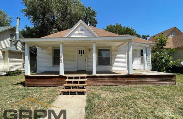 2 bed, 1 bath with fenced in yard - 542 East 3rd Avenue, Hutchinson, KS 67501