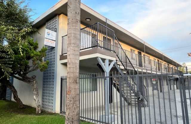 SPACIOUS 2 BEDROOM 1 BATH UPSTAIRS WITH 1 SHARED PARKING SPACE INCLUDED photos photos