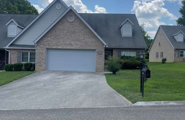 Knoxville 37917 - 2 bedroom, 2 bath condo - Call Lisa Vineyard or Shannon Russell 865-216-9334 photos photos