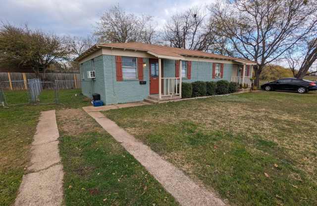Cozy 1 bedroom duplex in Benbrook - 805 Mercedes Street, Benbrook, TX 76126