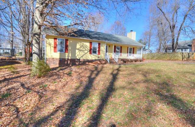 Available Dec 11th - Lovely 3 Bedroom Ranch With Large Fenced Yard! Gallery 1
