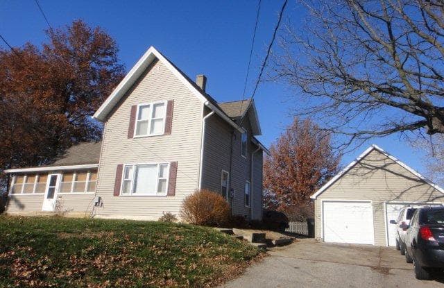 915 W 12th Street - 915 West 12th St, Cedar Falls, IA 50613