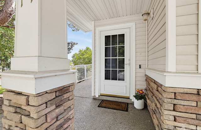 Application Pending - Beautiful 2-Bedroom Condo in Kent Gallery 3