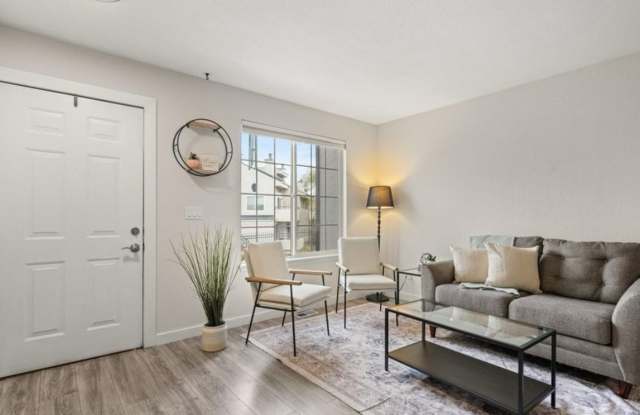 2 Bedroom 1.5 bath Townhome in Edgewater Gallery 4