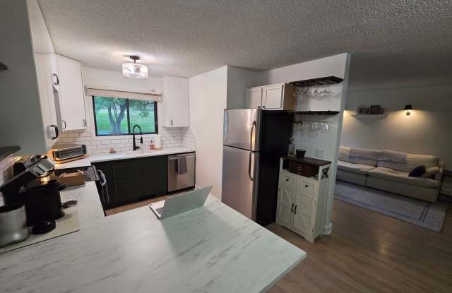 Recently Renovated 2bd/1.5ba Townhome- RARE FIND photos photos