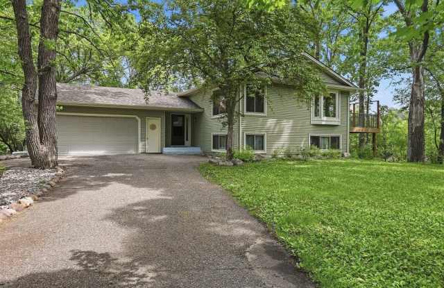 Private 3 bedroom on 2.5 acres! Gallery 1