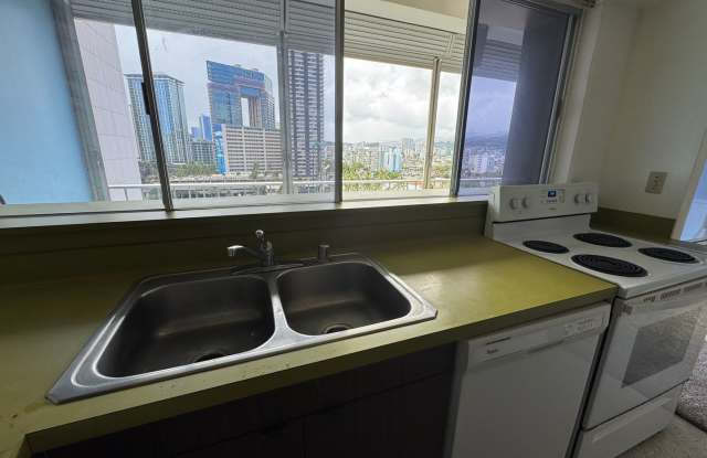 2 Bed, 2 Bath, 2 Garage Tandem Parking Spot, Storage Locker, Large Lanai, W/D In-unit, Rooftop Pool in Waikiki! Gallery 3