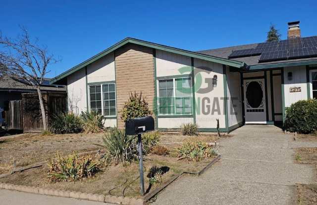 Beautiful 4 Bedroom 2 Bath home in MANTECA!! AVAILABLE NOW! - 1075 East Edison Street, Manteca, CA 95336