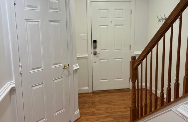Spacious 4BR/2.5BA Townhome in  desirable Laurel area Gallery 4