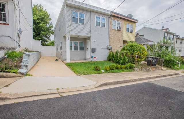 Lovely 3 BR/2.5 BA End Unit Townhome in Deanwood! - 5517 Hunt Place Northeast, Washington, DC 20019