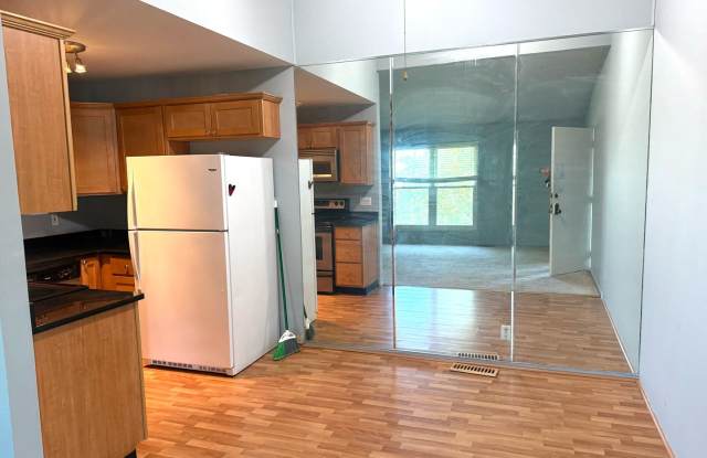 2 Bed/1 Bath Condo in Ladue School District! Gallery 3