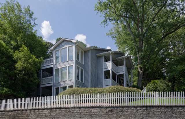 2 BR/1BA condo in great location at Dunwoody Lakes photos photos