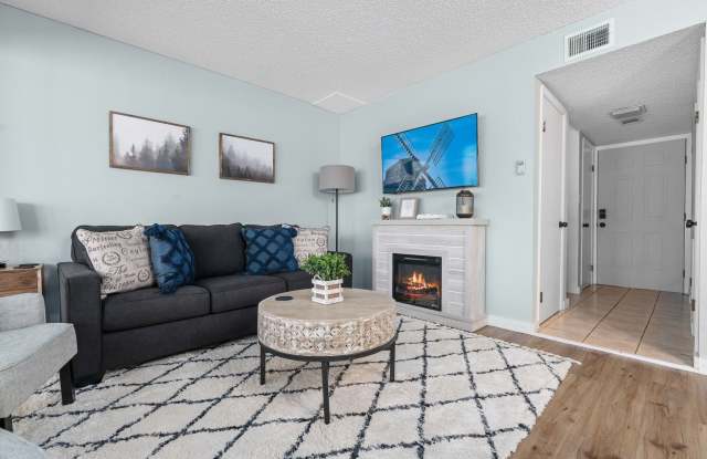 Desoto Courts | Townhome | Furnished Gallery 3