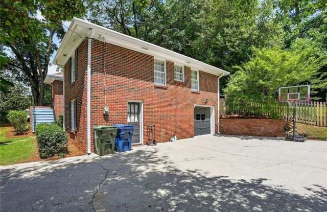 388 Lakemoore Drive NE Gallery 2