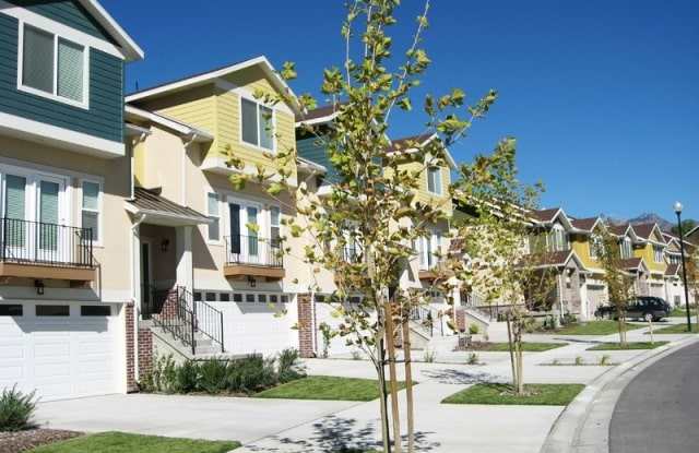 Gorgeous 3 Bedroom with a Den in Sandy! Gallery 1