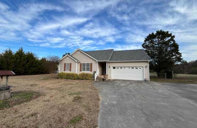 3 Bedroom, 2 Bathroom - Home in Calhoun! - 124 Erwin Hill Road Southeast, Gordon County, GA 30701