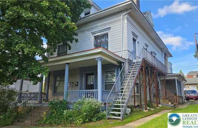 330 Wyandotte Street Gallery 1