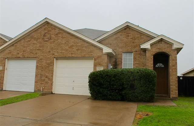 907 Walnut Street - 907 Walnut Street, Burleson, TX 76028