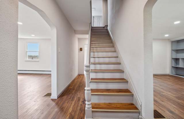 Spacious 3 Bed/2.5 Bath Home in Brentwood - Newly Renovated, Off-Street Parking - Available Now! Gallery 4