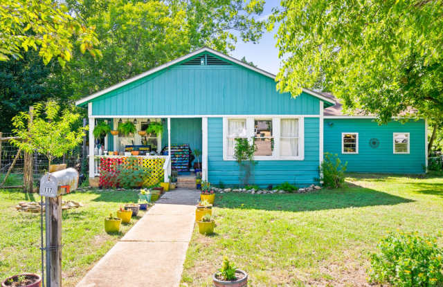Large 4 Bedroom Home - Large Backyard photos photos
