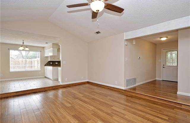 905 Parker CIR Gallery 4