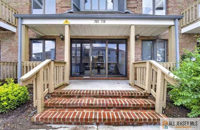 710 Peach Street Gallery 1