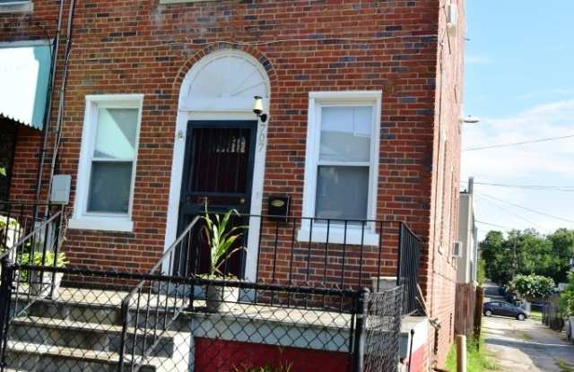 Adorable Updated End Rowhome! 2BR and 2 Bath in Brightwood - 707 Roxboro Place Northwest, Washington, DC 20011