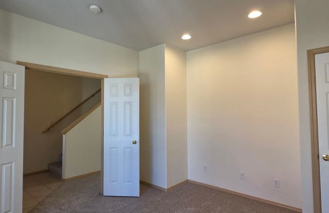 Large 4 Bedroom 2.5 bathroom Single Family Home in Larch Way Neighborhood, Lynnwood $3600 per/mo Gallery 4