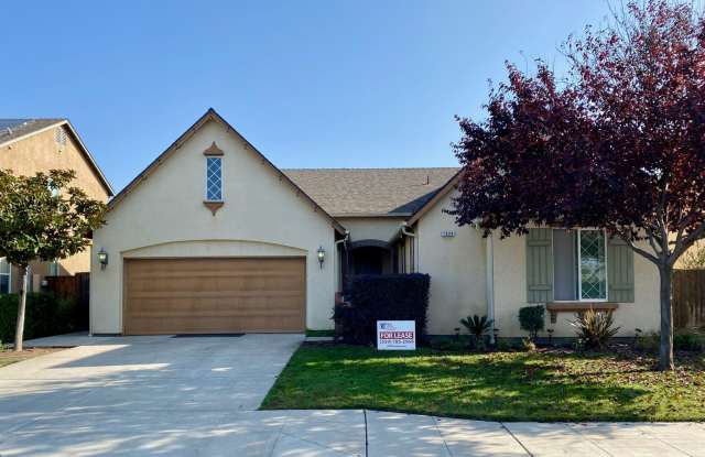 $2,395 Barstow  Locan 3 Bedroom / Solar - Maine Ave - 1639 Maine Avenue, Clovis, CA 93619