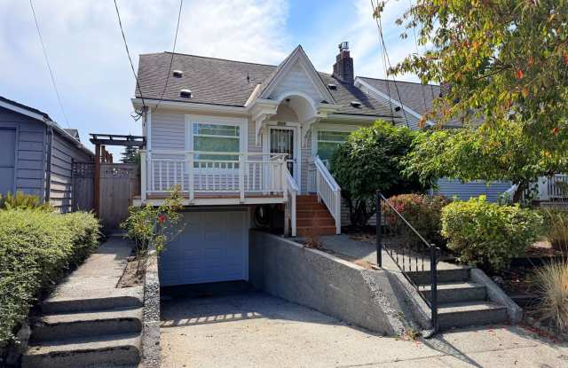 Charming Craftsman in Phinney Ridge - AVAILABLE NOW! Gallery 1
