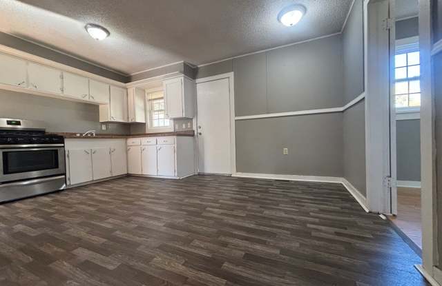 Cute 2 bedroom 1 bath Available Now! Gallery 4