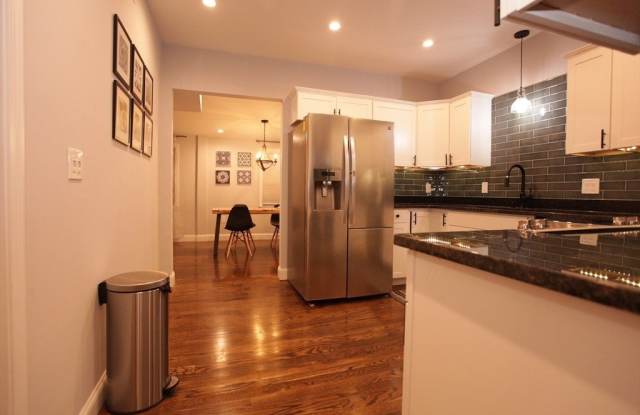 291 Main St unit: 3 photos photos