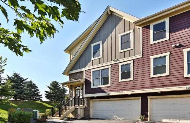 Beautiful, Well-maintained 3 Bed/2.5 Bath Townhome! End Unit, Lots of Upgrades! Available April 1, 2022. photos photos