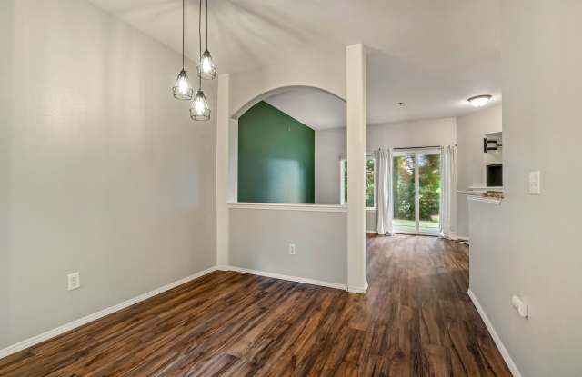 Beautiful 2 Bedroom Condo *Utilities and Parking Included!* Gallery 4