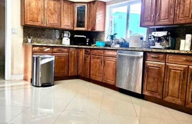 6410 KIMBERLY Boulevard, North Lauderdale, FL 33068 Gallery 1