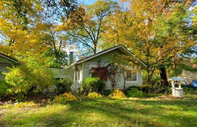 Beautiful Cottage Rustic Home In West Bloomfield with Lake Privileges Gallery 4
