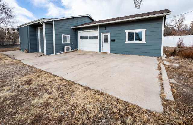 Centrally located Cute 2 Bed Bungalow with Garage Gallery 1
