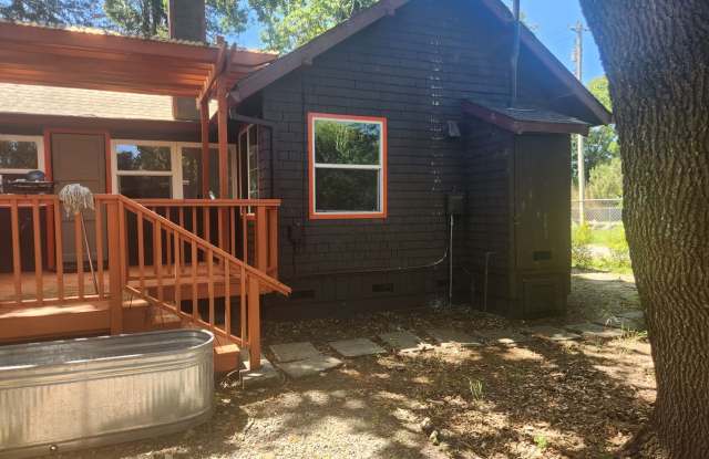 Beautiful 3 Bedroom/1 bathroom home with a private office in a country setting with lots of light. Gallery 3
