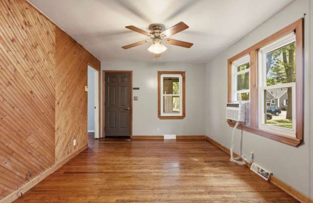 Move-In Ready 3 Bedroom with Fenced Yard & Garage! Gallery 4