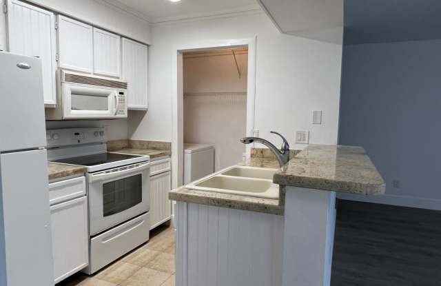 Beautiful Apartment in Gated Community FULL SIZE washer/dryer Gallery 4