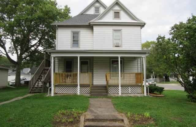 Charming 2-Bedroom Apartment in Cedar Falls – Great Location! photos photos
