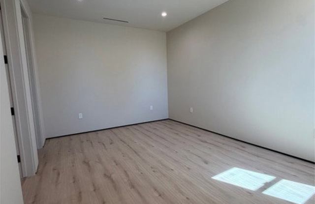 5656 Mammoth Avenue Gallery 3