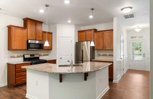 ** SPECIAL OFFER $500 OFF FIRST MONTH'S RENT ** 3be / 2.5ba Townhouse with Screened Porch and Community Pool in North Durham Gallery 4