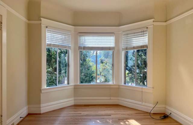 Renovated Top Floor 1BR/1BA. Dual-Pane Bay Windows. Backyard! photos photos