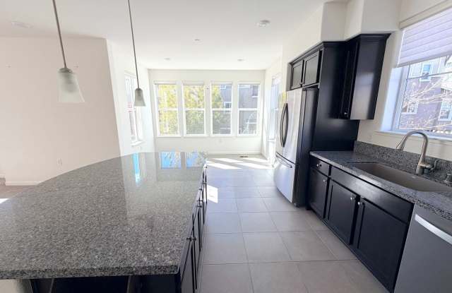 NW Reno Luxury End Unit Townhouse - On the Truckee River/Easy Commute to Truckee Gallery 1