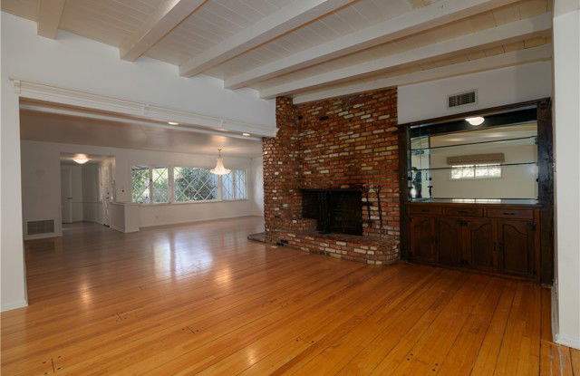 4539 Hayvenhurst Avenue Gallery 3